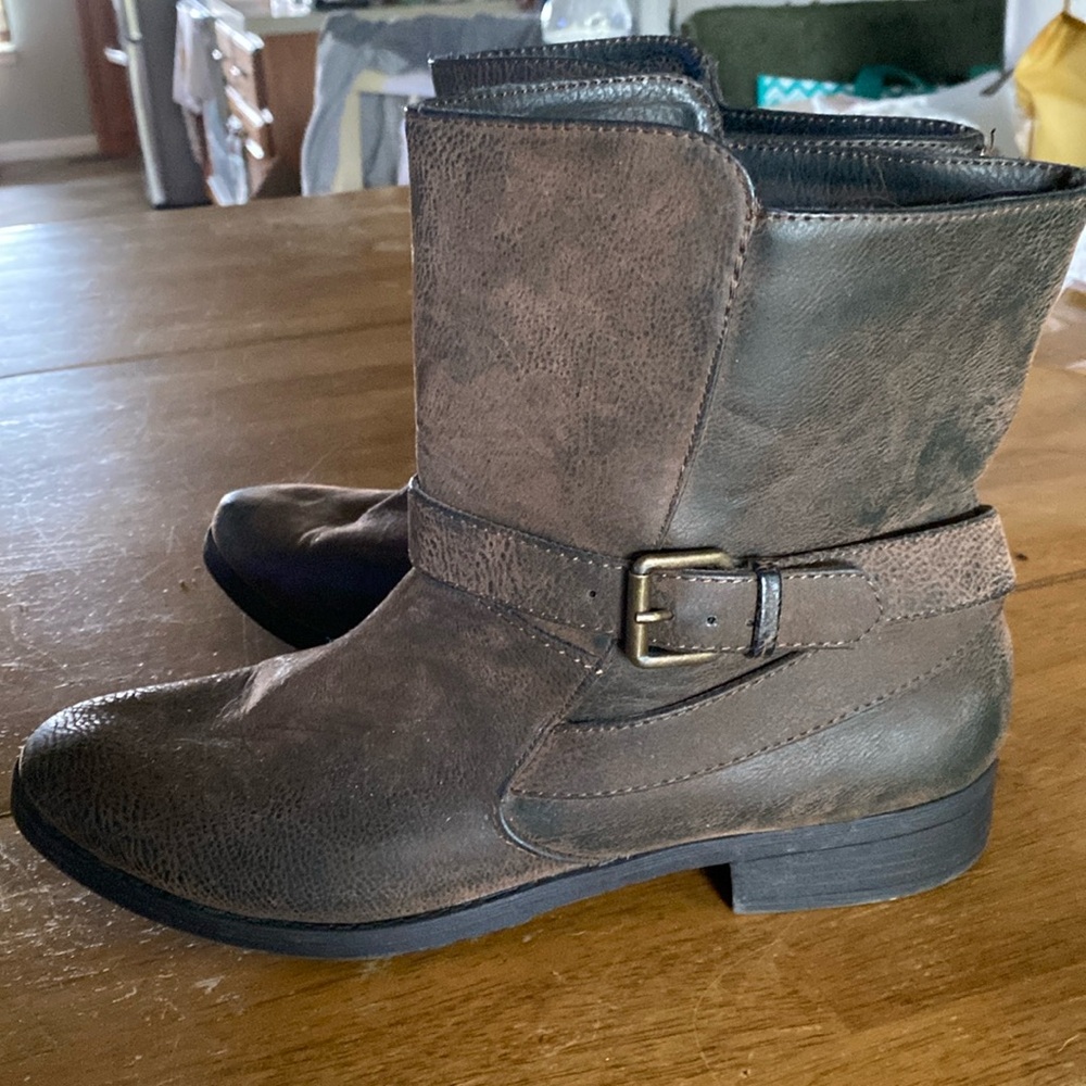 Women’s boots size 8.5 M